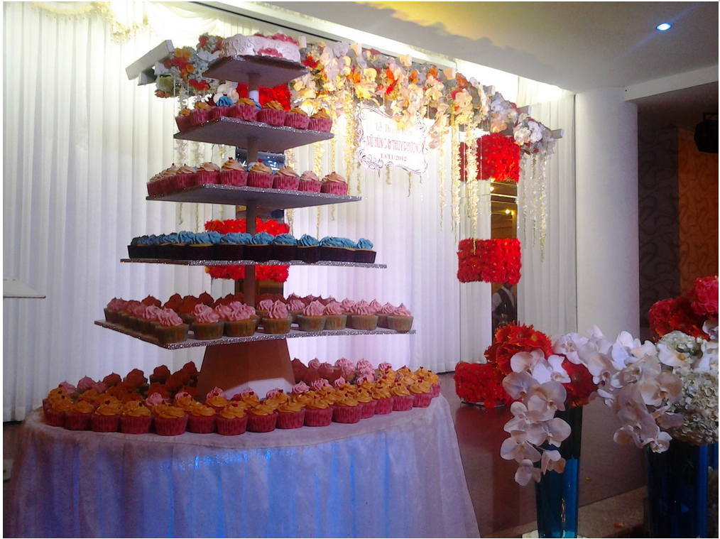 Tháp cưới cupcake